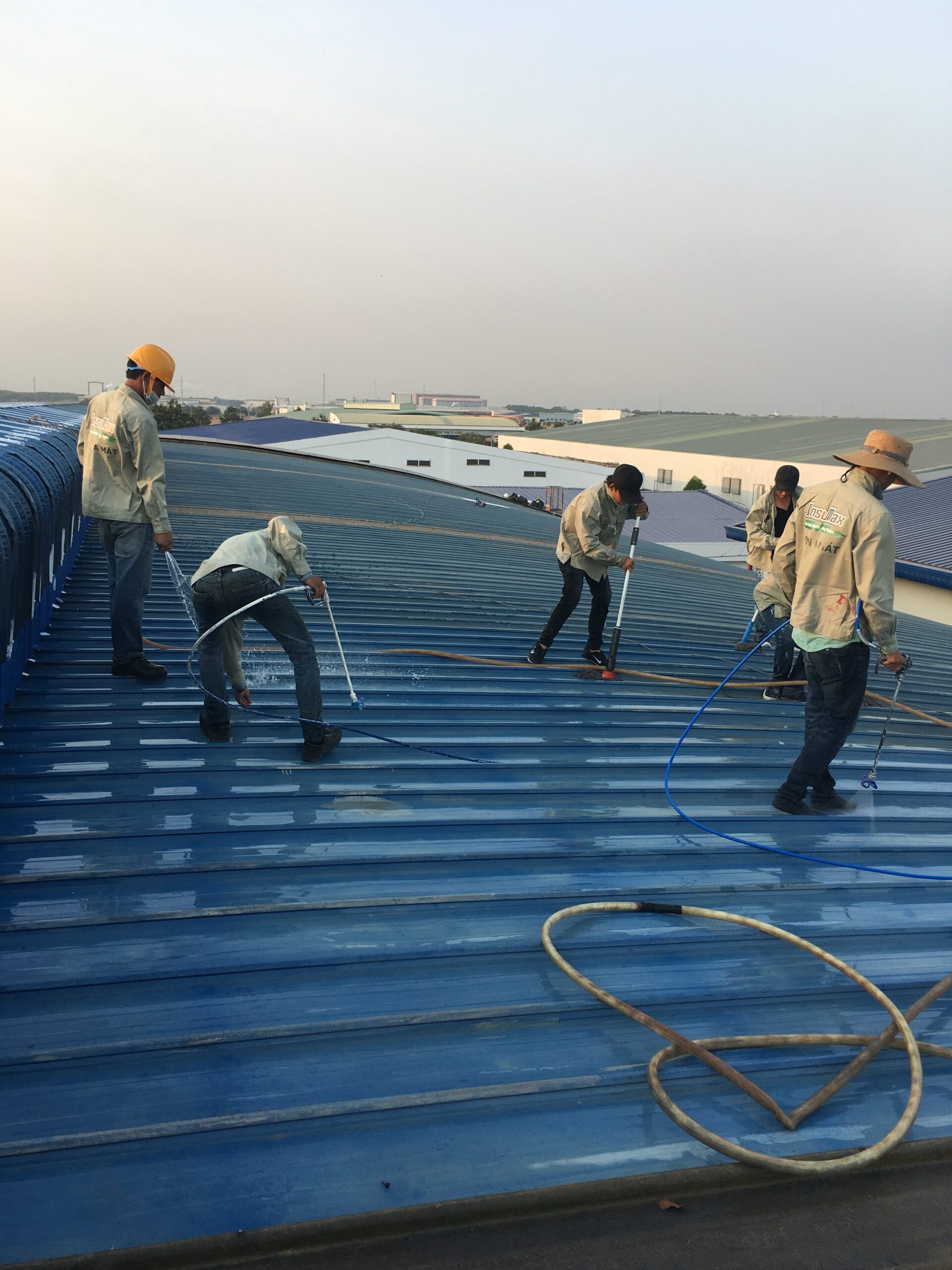 vệ sinh - bảo trì mái tôn